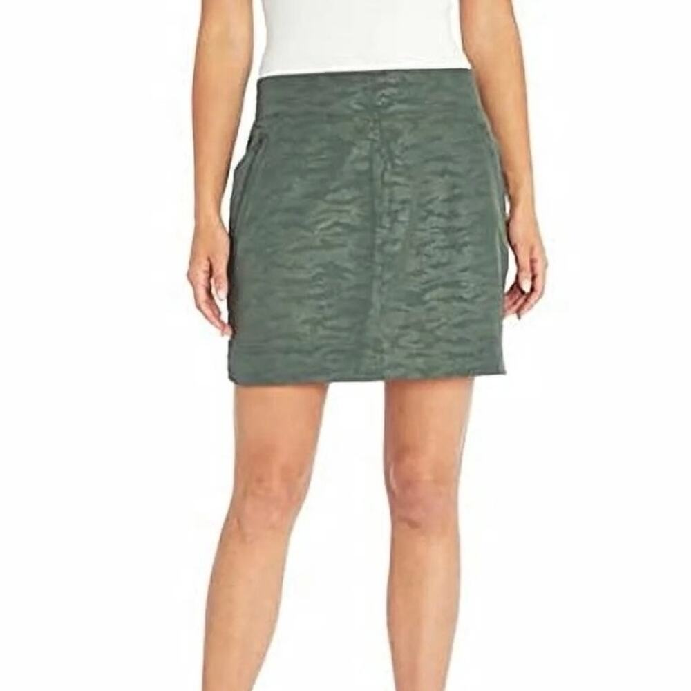 Orvis Women's Embossed Pull-On Travel Skort in the Green Camo Print - Size M